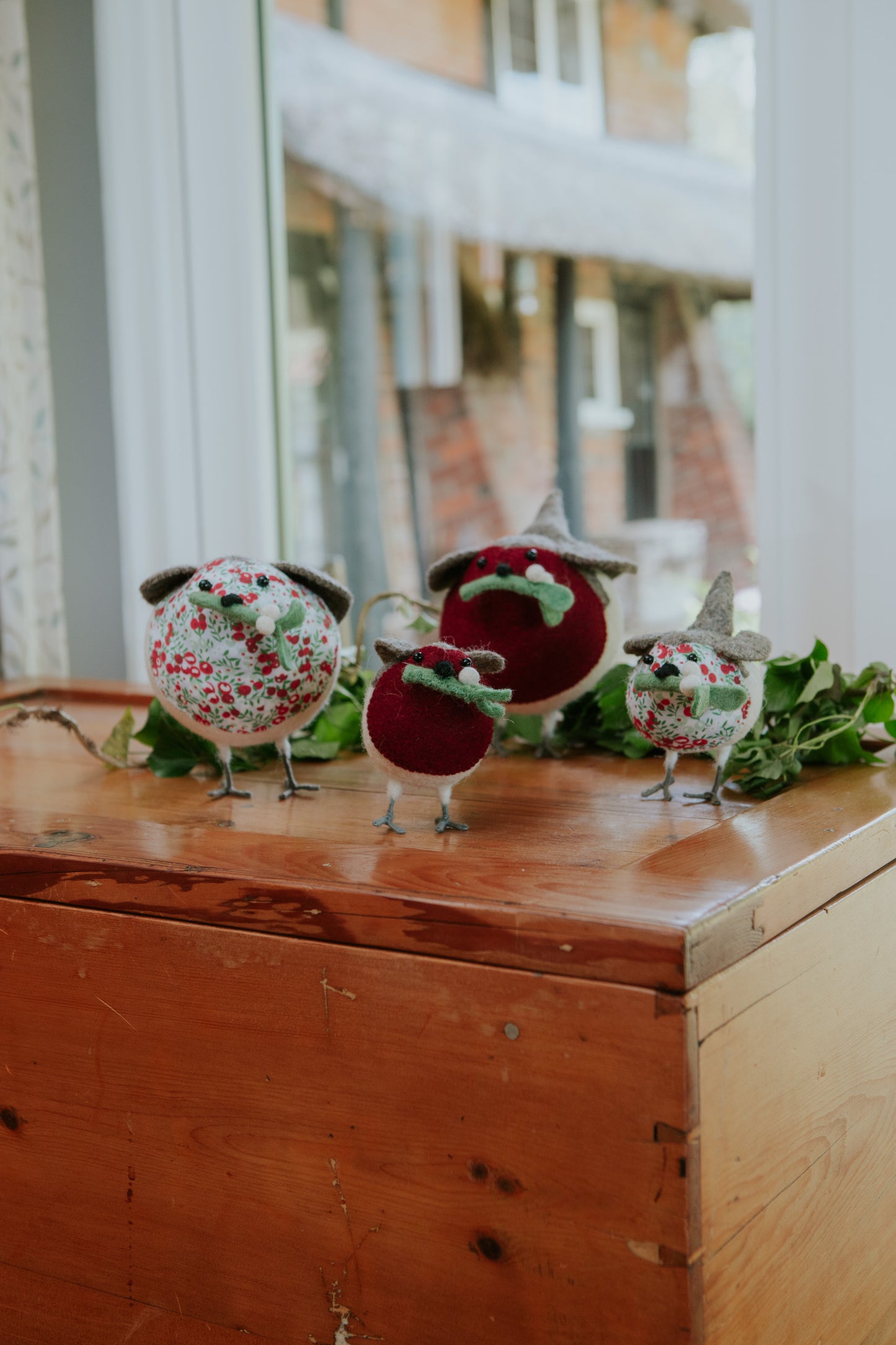 Mistletoe Standing Christmas Robin - Small