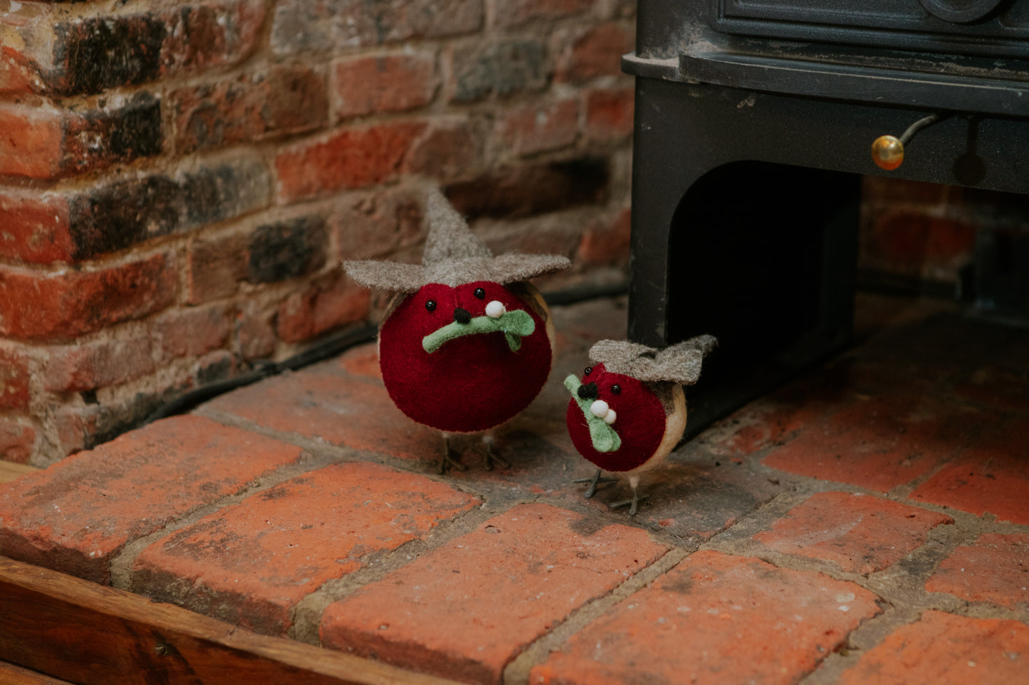 Mistletoe Standing Christmas Robin - Small